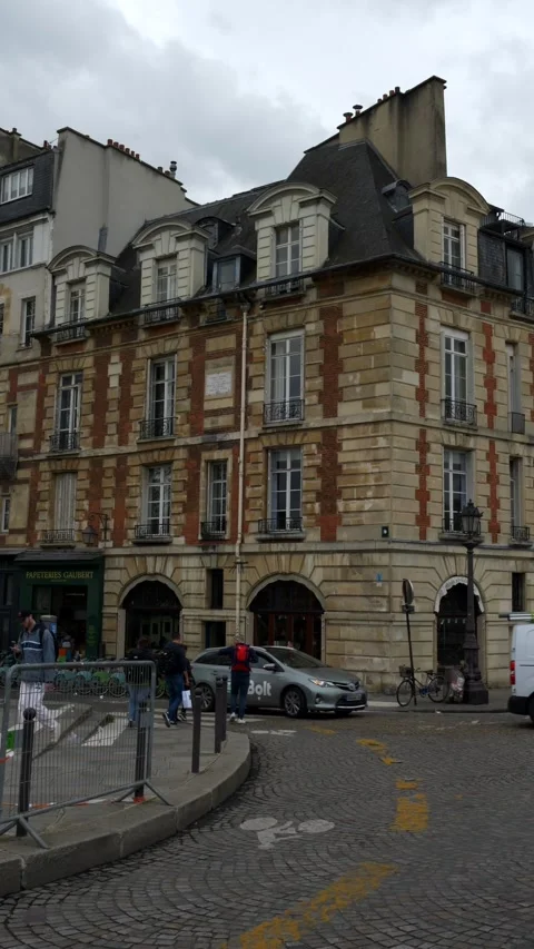 Typical Parisian building in a cloudy day. City of Paris. Vertical video 스톡 동영상 274250957