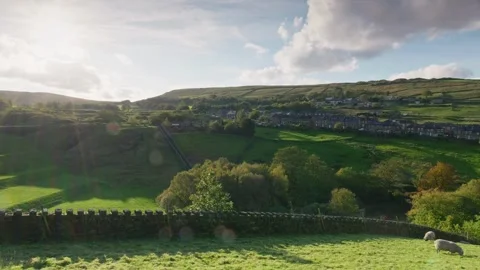Typical rural Yorkshire Landscape. Industrial town with stone built houses... Vidéo 261055152