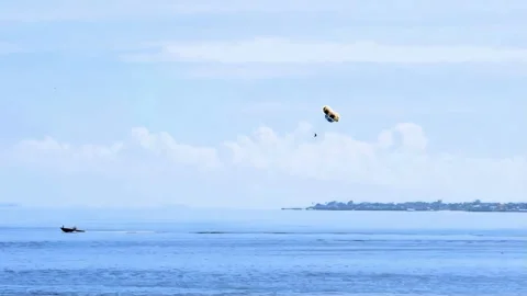 Typical scene showing a parasail towed by a speedboat at a resort in Lapulapu Stockbeeldmateriaal 333606346