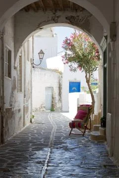 Typical small street in Greece Classical narrow street with a painted side... Foto stock