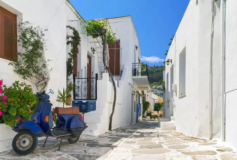 Typical small street in Greece Classical narrow street with a painted side... Foto stock