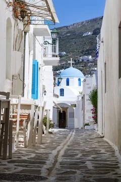 Typical small street in Greece Classical narrow street with a painted side... Foto stock