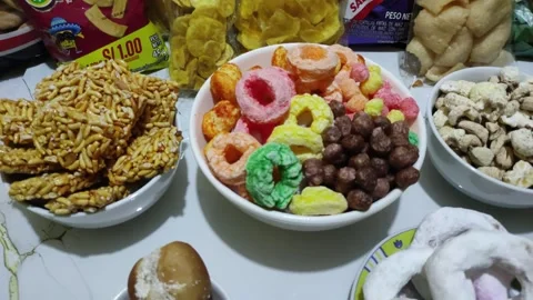Typical snacks from Peru. Sweet potato chips, popcorn and colored puffed rice Vidéo 284645282