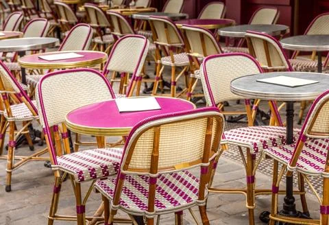 Typical table and chairs in the streets of Paris, France Fotos Stock