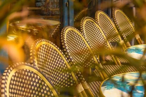 Typical table and chairs in the streets of Paris, France Foto stock