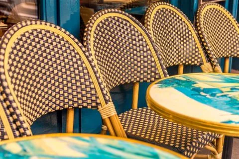 Typical table and chairs in the streets of Paris, France Fotos de archivo