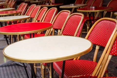 Typical table and chairs in the streets of Paris, France Stock-Fotos