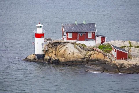 Typical tiny archipelago island with lighthouse and lighthouse keepers house Foto stock