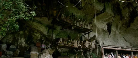 Typical Toraja tombs in a vertical rock face carved with traditional puppets Vídeos de archivo 102595547