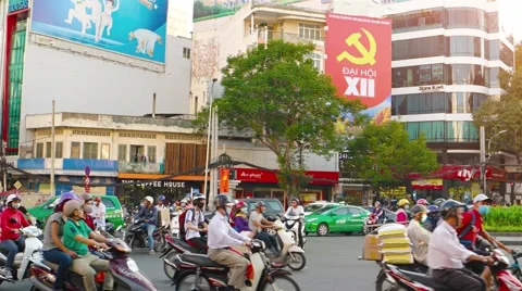 Typical traffic at an urban intersection in Ho Chi Minh City, with sound Video stock 62471839