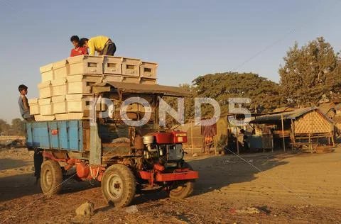 A typical truck is being loaded on the banks of the ayeyarwady, mandalay, mya Stock Photos