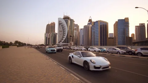 Typical urban traffic on a highway in Doha, with sound. Vidéo 94302403