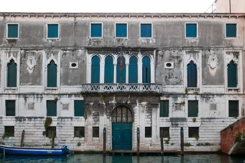 Typical Venice architecture facade worn out by time Foto stock