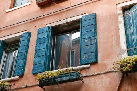 Typical Venice architecture facade worn out by time Foto stock