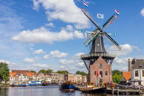 Typical windmill and medieval architecture in the port, Haarlem, The Netherlands 스톡 사진
