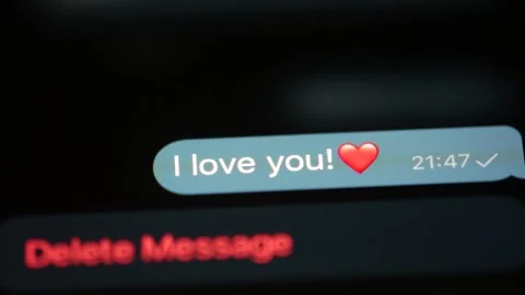 Typing and sends the message i love you Видео 136048113