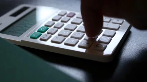 Typing in calculations in white calculator 库存影片 203913612