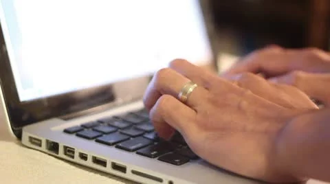 Typing on computer 스톡 동영상 8995891