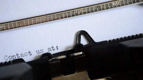 Typing the expression Contact us at: with an old manual typewriter Vidéo 72131876