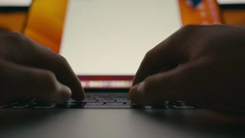 Typing Hands on a Laptop Keyboard in a Low Light Office Setting Closeup Vídeos de archivo 331166424
