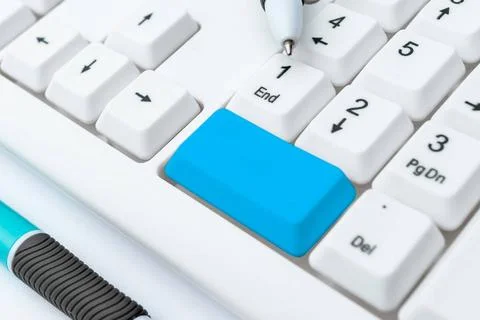 Typing Helpful Blog Tutorial Guides, Researching Strategies Online, Creati... 스톡 사진