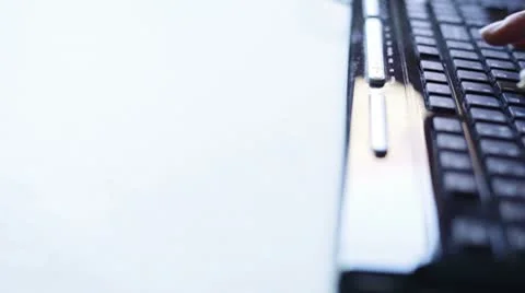 Typing on a keyboard Vídeos de archivo 8928668