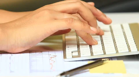 Typing on keyboard Vídeo Stock 28396617
