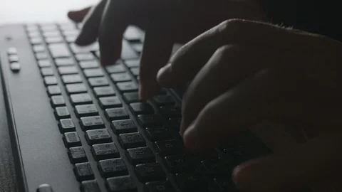 Typing on a keyboard Vidéo 124807292