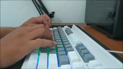 Typing on Keyboard Vidéo 226924435