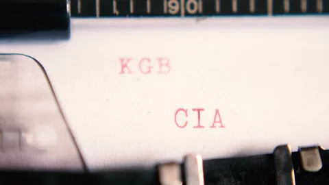 Typing "KGB / CIA" on an old typewriter Vídeo Stock 87920917