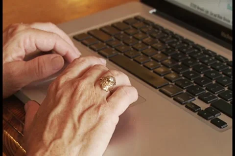 Typing on laptop 動画素材 7811117