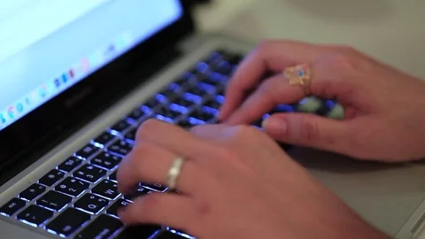 Typing on laptop Stockbeeldmateriaal 82880817