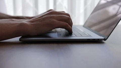 Typing on a laptop Vídeo Stock 129910674