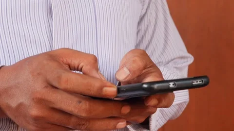 Typing a message on a smart phone Stock-Footage 332883655