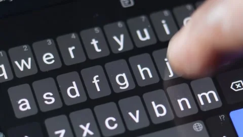 Typing message on smartphone keyboard Видео 332884935