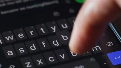 Typing message on smartphone keyboard Stock-Footage 332884998