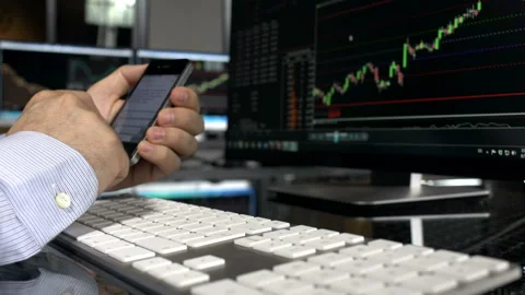 Typing on mobile phone in office Vidéo 210434352