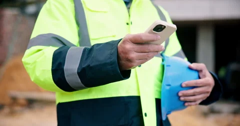Typing, phone and hands of construction worker on site with texting, Vídeos de archivo 337026583