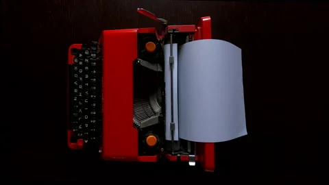 Typing proof of a text with original vintage red Olivetti Valentine typewriter Vídeos de archivo 138367372