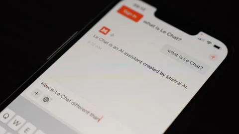 Typing a question in the Le Chat AI productivity app on a mobile phone screen. 库存影片 304169755