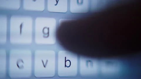 Typing on Smartphone Keyboard Close-Up with Shallow Depth of Field 库存影片 332657258