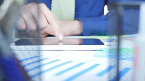 Typing Tablet Stockbeeldmateriaal 64052112