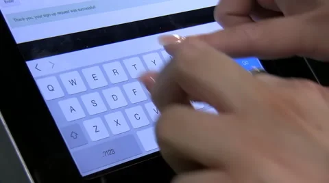 Typing on tablet keyboard Vídeo Stock 40709506