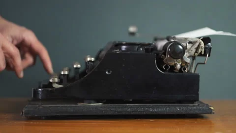 Typing on a typewriter 4K Vidéo 146484176