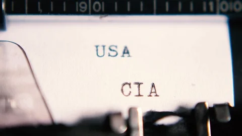 Typing "USA CIA" on an old typewriter Vídeo Stock 87917683