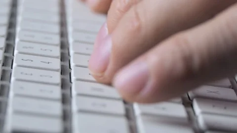 Typing on a white keyboard Vídeo Stock 119694752