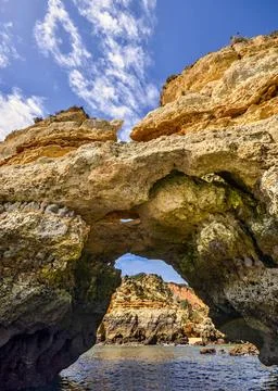 Typische Sandsteinfelsen an der Algarvekueste - Portugal Bizarre Sandstein... Stock Photos