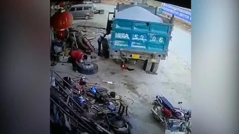 Tyre explosion blasts mechanic into the air Video stock 106308364