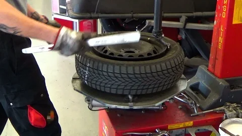 Tyre Fitting. Worker Remove The Tire Vídeo Stock 90185784