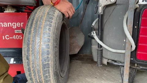 Tyre removal hydraulic pressure machine Stock Footage 166457332